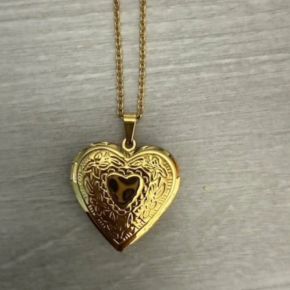 Stainless steel Gold tone Heart Locket NWT - Picture 1 of 3